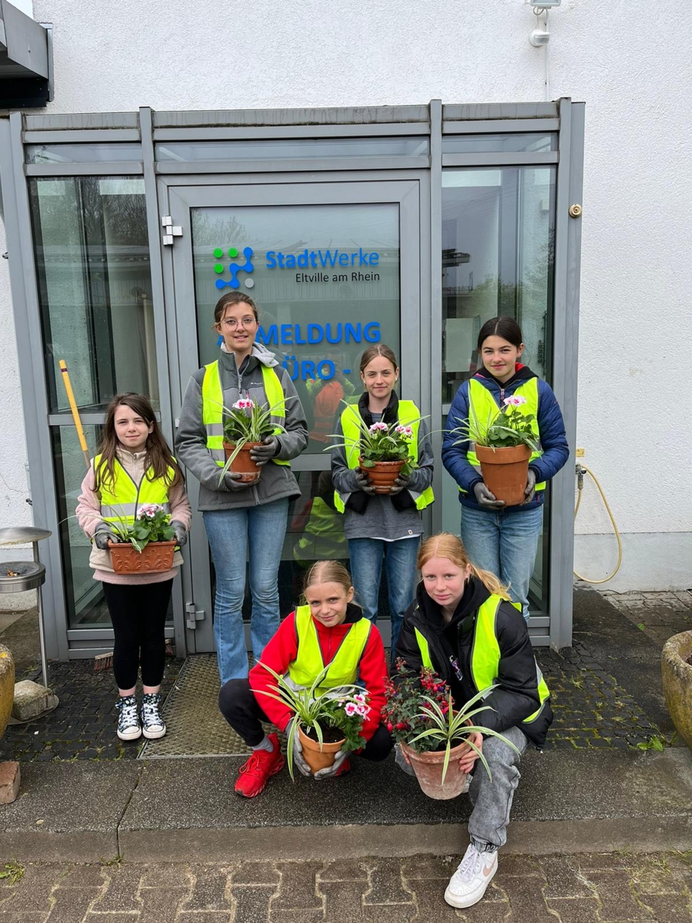 Girls'Day-Teilnehmerinnen mit bepflanzeten Blumentöpfen