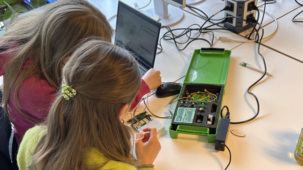 Girls'Day-Teilnehmerinnen mit Computer und Schaltkasten