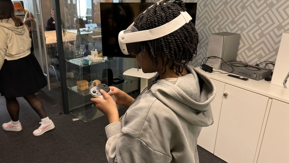 Girls'Day-Teilnehmerin mit VR-Brille